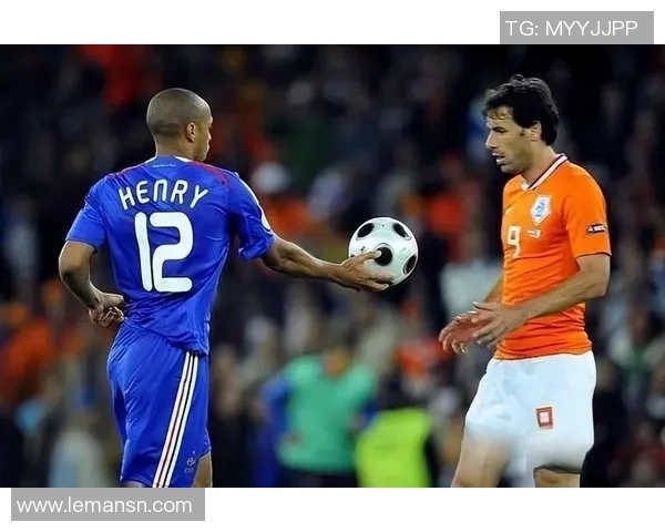 佩剑足球明星身份揭秘他在绿茵场上的传奇故事与成就